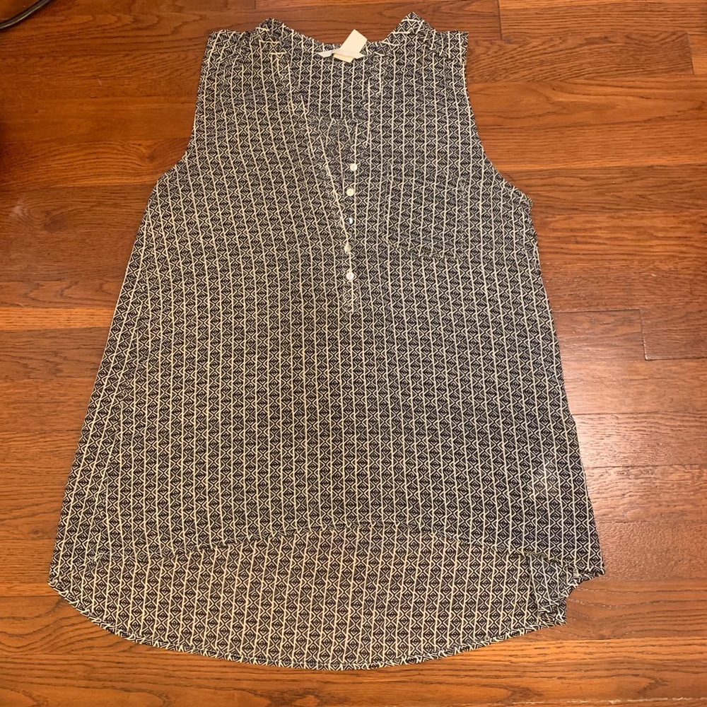 H&M-High Low Blouse. Black & White. Button Closure